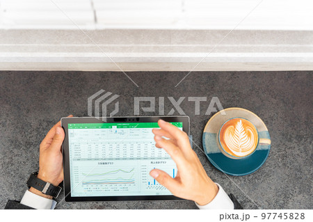 総務　経理　事務職　営業事務　一般事務　事務スタッフ　表計算　グラフ　ラテアート　カフェ　タブレット 97745828