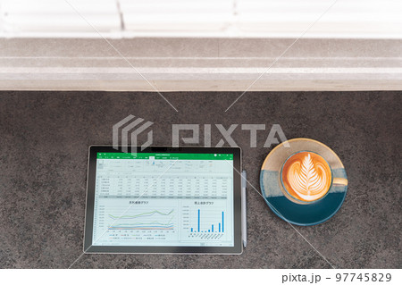 総務　経理　事務職　営業事務　一般事務　事務スタッフ　表計算　グラフ　ラテアート　カフェ　タブレット 97745829