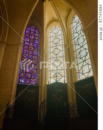 シャルトル大聖堂のステンドグラス 97745884