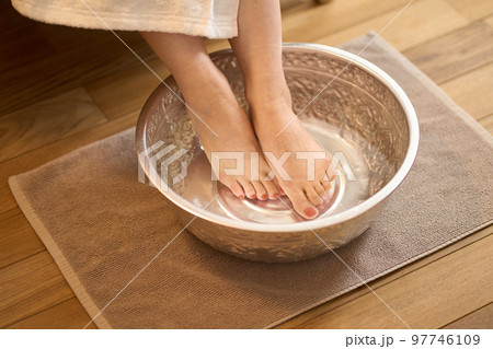 エステサロンで足湯で温まる受けるアジア人女性 97746109