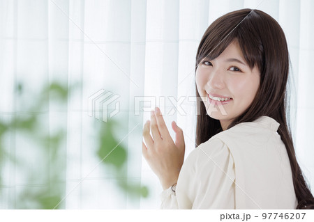 女性　ポートレート 97746207