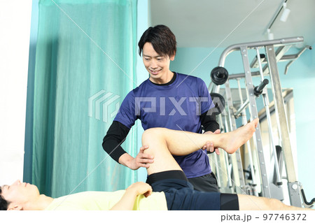 スポーツ整体のマッサージをする男性整体師 97746372