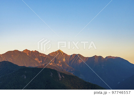 夕陽を浴びる甲斐駒ヶ岳 夕陽を浴びる甲斐駒ヶ岳 97746557