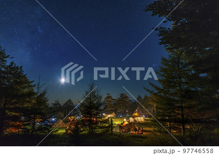 星空の下のキャンプ場 97746558
