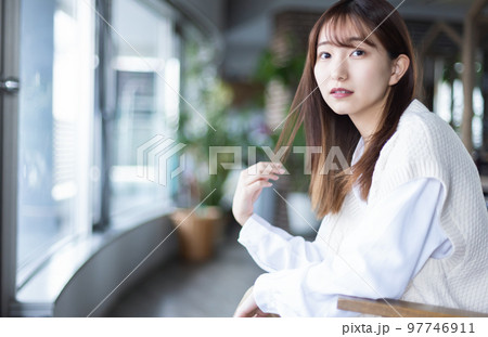 若い女性　ポートレート 97746911