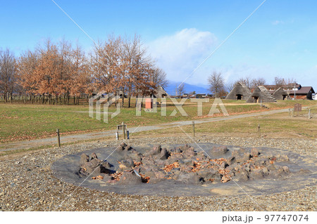 平出遺跡公園　縄文土器大量出土状況レプリカ展示 97747074