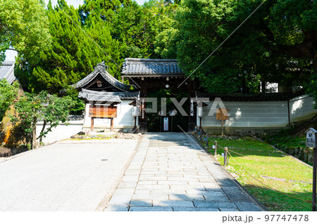 【近畿三十六不動霊場】第十九番　青蓮院門跡の参道と山門1　京都府京都市東山区 97747478