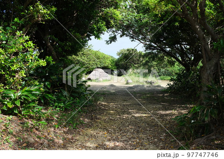 仲原遺跡(縄文時代の集落跡)入り口 伊計島 仲原遺跡(縄文時代の集落跡)入り口 伊計島 97747746