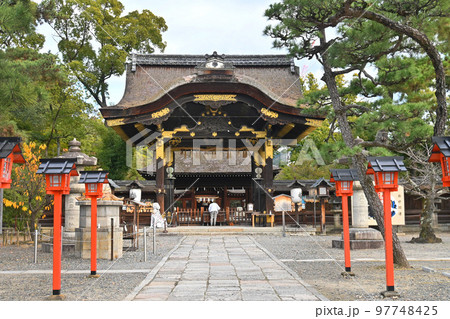 師走の京都市東山区 豊国神社の国宝唐門 97748425