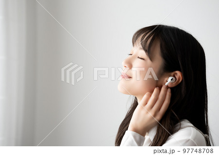 音楽に浸る女性 97748708
