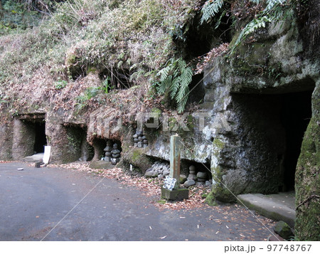 鎌倉市の寿福寺にある源実朝と北条政子の墓 鎌倉市の寿福寺にある源実朝と北条政子の墓 97748767