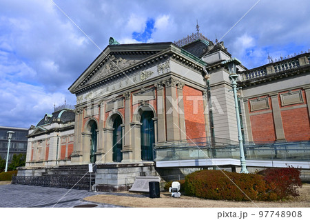ルネサンス様式の京都国立博物館の旧本館 97748908