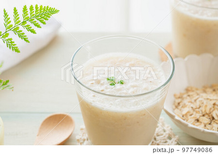 豆乳バナナスムージーとオートミール 97749086
