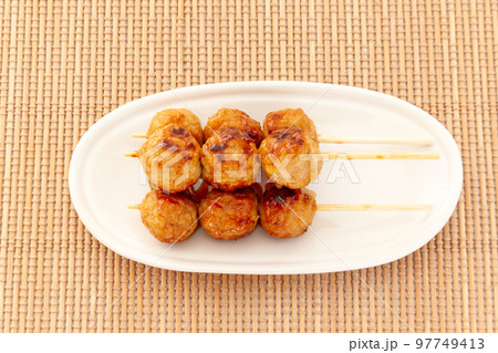 タンパク質多めの焼き鳥、つくね串タレ 97749413