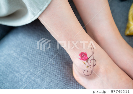 足首にタトゥーをした女性【パーツカット】 足首にタトゥーをした女性【パーツカット】 97749511