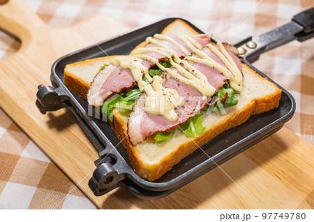 合鴨ロースのホットサンド作り 97749780