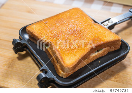 こんがり焼けたホットサンド 97749782