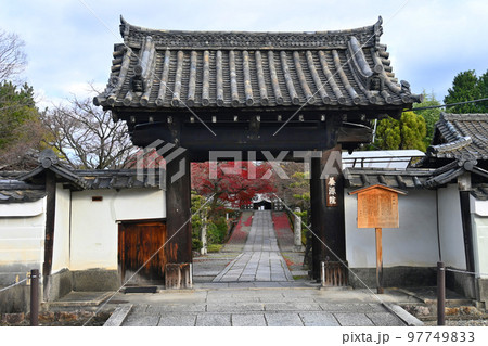 師走に潜る京都市東山区の養源院山門 師走に潜る京都市東山区の養源院山門 97749833