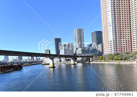 東京都港南三丁目五色橋から見た運河とビルとモノレールの風景 97749961