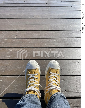 黄色いスニーカーと床 黄色いスニーカーと床 97750594