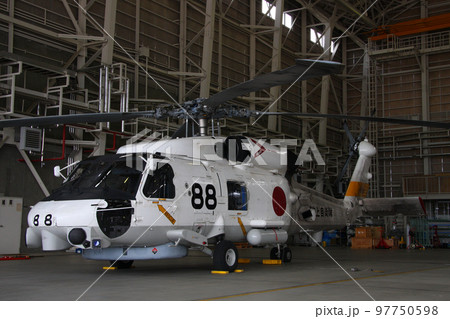 格納庫内のUH-60J救難ヘリコプター（海上自衛隊舞鶴基地航空祭） 97750598
