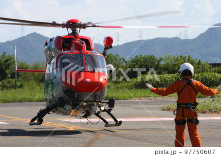 着地直前の岡山市の防災ヘリコプター、BK117C-2「ももたろう」 97750607