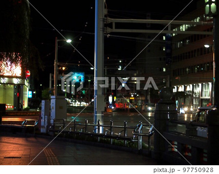 師走のはりまや橋交差点(石造りの播磨屋橋の欄干のある交差点付近の夜景) 師走のはりまや橋交差点(石造りの播磨屋橋の欄干のある交差点付近の夜景) 97750928