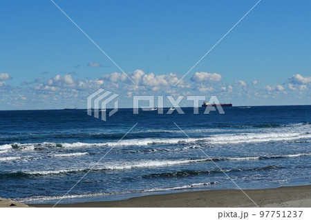 師走の鹿島港外港　貨物船と漁船が行き交う昼過ぎの風景 97751237