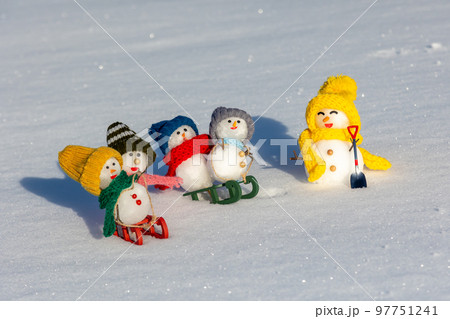 ソリ遊びをする雪だるまたち 97751241