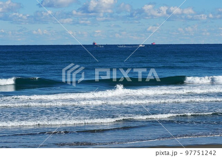 師走の鹿島港外港　貨物船と漁船が行き交う昼過ぎの風景 97751242