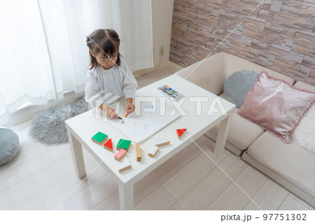 お絵描きをする子供 お絵描きをする子供 97751302