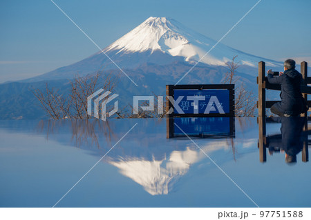 伊豆パノラマパーク　「碧テラス」　富士山　 逆さ富士　伊豆 97751588