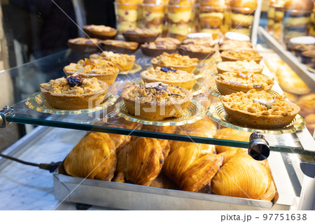 イタリアのお菓子屋さんのショーケース 97751638
