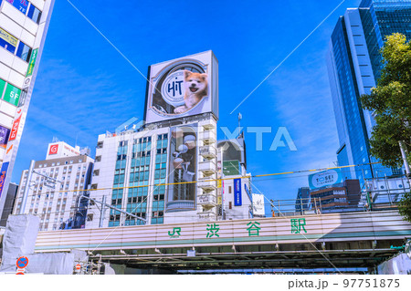 日本の東京都市景観 年の瀬…。渋谷スクランブル交差点前。ハチ公改札側から渋谷駅などを望む 97751875