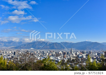 遠くに菅平を望む冬の長野市市街地 97751924