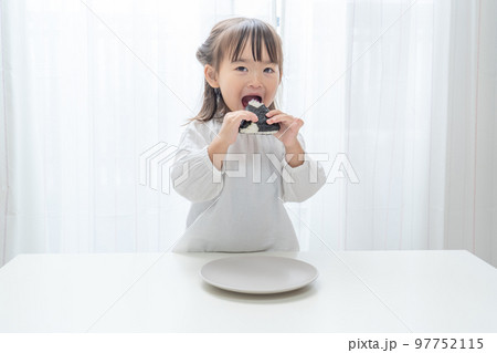 おにぎりを食べる子供 97752115