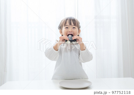 おにぎりを食べる子供 おにぎりを食べる子供 97752118