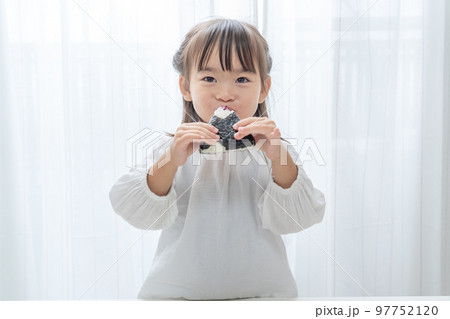 おにぎりを食べる子供 おにぎりを食べる子供 97752120