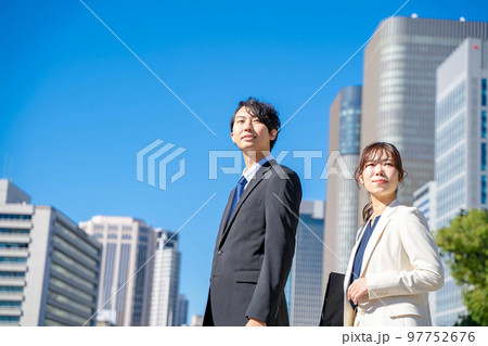 ビジネスシーン 女性 男性 屋外 ビジネスシーン 女性 男性 屋外 97752676