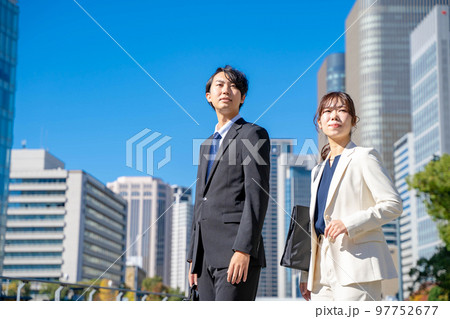 ビジネスシーン 女性 男性 屋外 ビジネスシーン 女性 男性 屋外 97752677