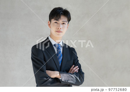 スーツを着た若い男性のポートレート 97752680