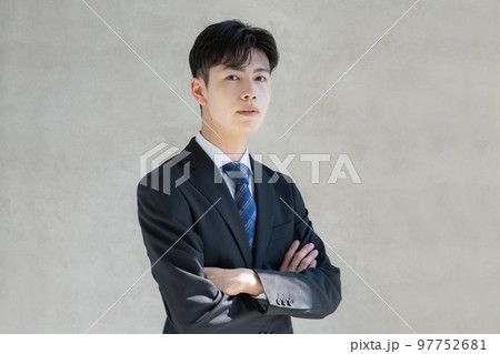 スーツを着た若い男性のポートレート スーツを着た若い男性のポートレート 97752681