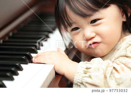 アップライトピアノを弾く1歳の女の子 97753032