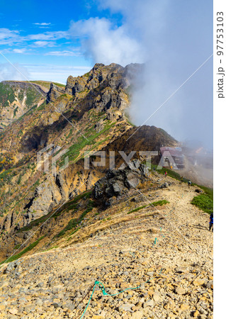 長野県の八ヶ岳登山：赤岳から見る横岳と赤岳展望荘 97753103