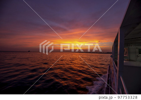 ジェノバラインの夕景 97753328