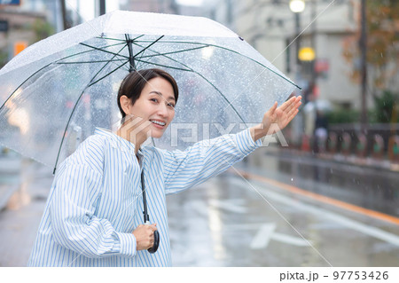タクシーを止める女性 タクシーを止める女性 97753426