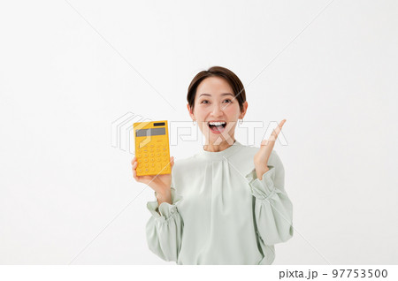 電卓　驚く女性 97753500