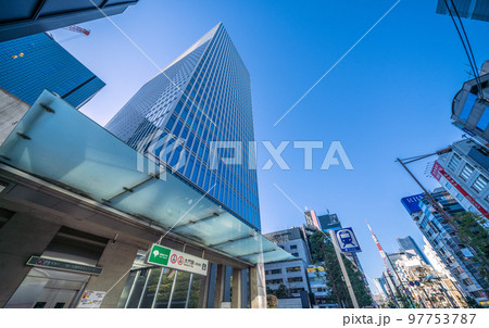 日本の東京都市景観　大門駅（浜松町）。六本木ヒルズ、麻布台ヒルズの姿が… 97753787