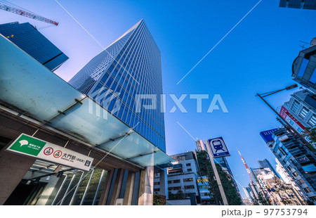 日本の東京都市景観 大門駅(浜松町)。六本木ヒルズ、麻布台ヒルズの姿が… 日本の東京都市景観 大門駅(浜松町)。六本木ヒルズ、麻布台ヒルズの姿が… 97753794
