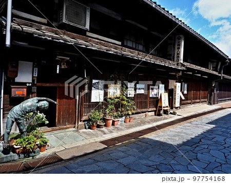高岡市の金屋町の風景 97754168